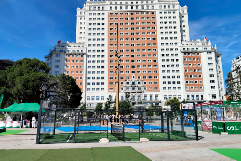 ¡Nuestra Pista de Pádel Mini Brilla en la Plaza España de Madrid!
